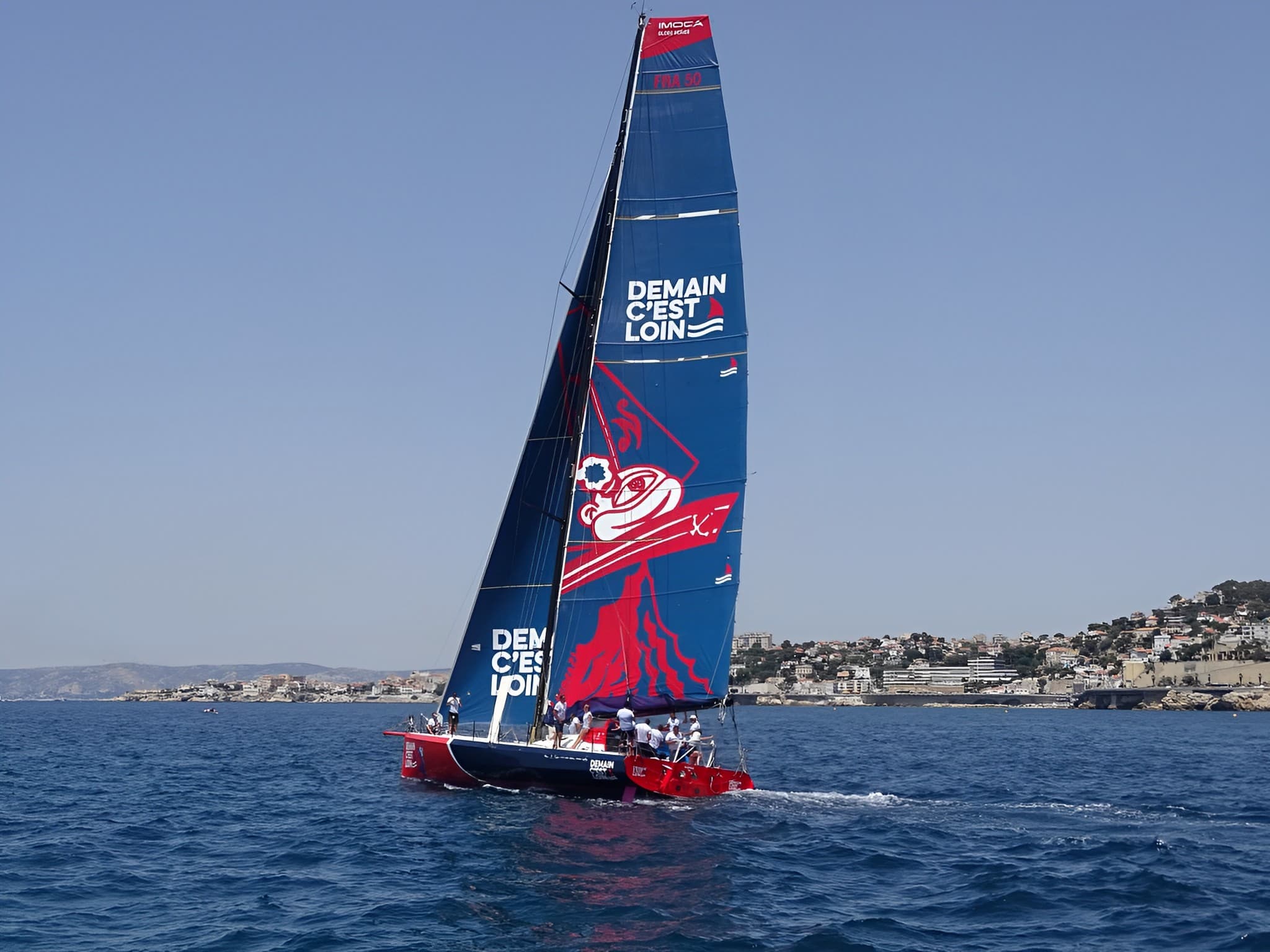 
    <p>Découvrez Nicolas ROUGER, un aventurier engagé des temps modernes,<br/> qui a décidé de participer au circuit Imoca en 2018 avec son projet "DEMAIN C'EST LOIN".<br/> Ce projet audacieux mêle l'émotion d'une aventure humaine, les valeurs fortes du sport et une dimension culturelle affirmée, inspiré du mythique titre d'IAM.<br/>
<br/>Le bateau est le fruit d'une rencontre inédite entre le sport, l'art et l'éducation, avec une histoire de partage et de transmission au centre de tout.<br/> Nicolas souhaite intervenir auprès des différentes écoles de la ville et de la région, en parfaite relation avec les services éducatifs, pour raconter son expérience unique en naviguant sur un bateau d'exception avec son skipper et son boat captain.<br/><br/>
La promesse de Nicolas est de participer à la Transat Jacques Vabre en 2023, puis au Vendée Globe 2024, la course la plus dure, longue et instransigeante qu'il soit. <br/>Seuls 84 skippers ont réussi le Vendée Globe, ce qui en fait un défi extrêmement difficile à relever.<br/>
Mais plus qu'un simple bateau, l'embarcation de Nicolas est une œuvre d'art. En effet, il a confié ses voiles à l'artiste peintre Hervé DI ROSA pour une collaboration originale avec l'école des Beaux-Arts de Sète. <br/>Des jeunes artistes seront sélectionnés par le Directeur de l'école pour reproduire sur les 300m2 de voile l'œuvre de Di Rosa. <br/>Chaque mètre carré sera signé par l'artiste, faisant de cette exposition mondiale une expérience unique.<br/>
En attendant sa participation au Vendée Globe 2024, Nicolas exposera cette prouesse à quai dans le port de Sète. <br/>
Si vous cherchez à soutenir un skipper audacieux et engagé, Nicolas ROUGER est votre homme !<br/><br/>
Venez naviguer sur cette formule 1 des mers et touchez du doigt l’expérience d’une navigation d’un skipper de course au large ! Touchez du doigt l'expérience exceptionnelle de ces marins en solitaire qui parcourent les océans, imprégnez-vous de leurs aventures et de leurs sensation.<br/>
</p>
  