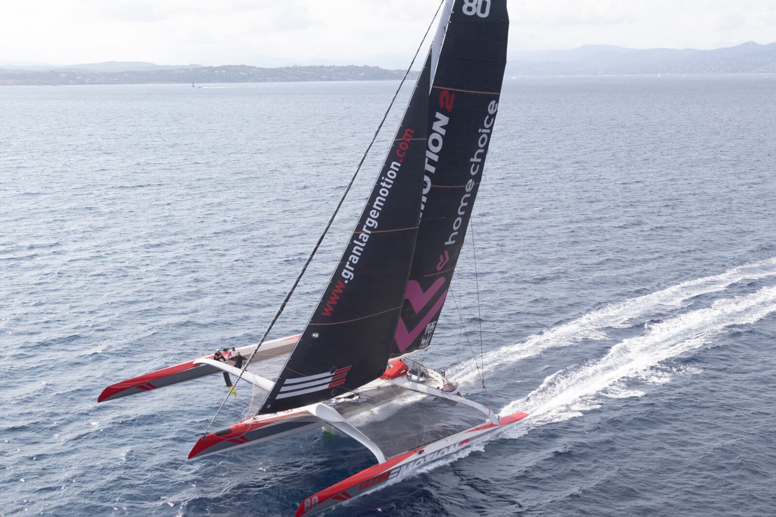 
    <p>Venez découvrir la navigation à plus de 25 nœuds sur un trimaran Ultime !<br/>
    Il s'agit du seul trimaran Ultime accessible au grand public grace à Go fast Sailing. les autres étant réservés aux marins professionnels.<br/>
Ultim Emotion 2 est en configuration course toute l'année et les sorties sont encadrées par un minimum de 3 équipiers.<br/> L'idée est de permettre à l'ensemble des participants de prendre part aux manœuvres dans une logique pédagogique (prise en main de la barre, hissage des voiles, réglage des foils, découverte des outils électroniques, etc) tout en allant chercher les sensations de vitesse (navigation sur une coque, pointes à 30 noeuds).<br/> Forte de plus de dix ans d'expérience dans le domaine, 
notre équipe sait répondre au mieux aux attentes et aux questionnements des équipiers d'un jour.<br/>
Participez aux manœuvres encadrés par un équipage professionnel.<br/> Vous pourrez même barrer si les conditions le permettent !<br/>
L'équipe s'adapte à votre niveau de voile et vous présente les différents outils de navigation afin d'allier formation et sensations fortes.<br/>
Une paire de baskets suffisent : nous mettons à votre disposition des vestes de quart, gilets de sauvetage et surpantalons imperméables.
</p>
  