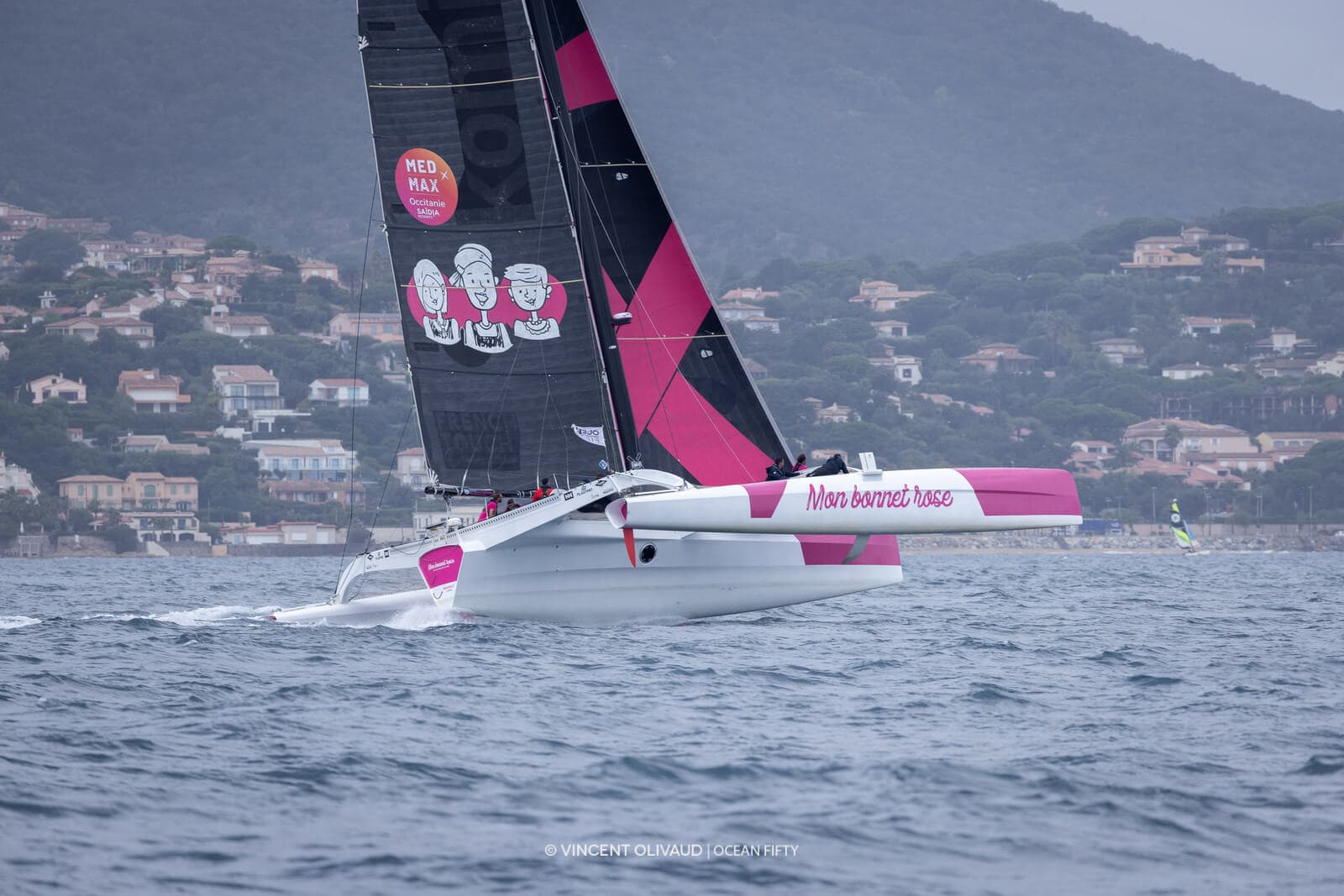 
      <p>Le trimaran Ocean Fifty Mon Bonnet Rose est basé à Lorient au cœur de la Sailing Valley. <br/><br/>
      Ce trimaran à Foil de 50 pieds participe aux grands prix du circuit Ocean Fifty et sera aussi au départ de la Transat Jacques Vabre et de la Route du Rhum. <br/><br/>
      On vous offre la possibilité de venir naviguer sur ce trimaran de course incroyable, de vous mettre dans la peau d’un skipper de course au large et de participer à votre échelle au soutient à cette cause.
Vous pourrez participer aux manœuvres et prendrez même la barre quelques instant sous l’œil attentif du skipper !<br/>
Sensations inoubliables garanties…<br/><br/>

Le projet est issu de la rencontre entre le skipper Laurent Bourguès et Maureen Govart, la présidente de l’association Mon Bonnet Rose qui aide et accompagne les femmes atteintes par le cancer.<br/>
      Au delà de l'aspect sportif, notre objectif est d'offrir des moments de navigation aux adhérentes afin d'avoir une parenthèse dans leurs parcours de soins.
Les partenaires du projet offrent le naming et la déco principale afin de faire connaître l'association au plus grand nombre pour se développer et accompagner plus de femmes.<br/><br/>

Si vous souhaitez devenir partenaire pour innover dans la communication de votre entreprise, contacter: sebastien.teamvoilerose@gmail.com
  </p>
    