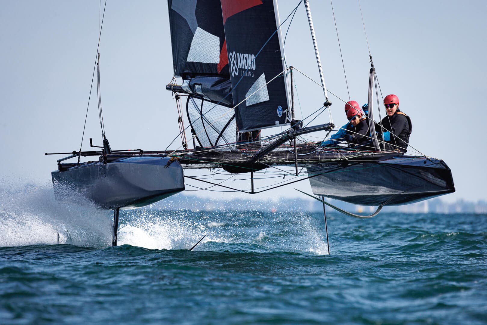 Je suis Pierre PICOT, dirigeant de la société ANEMO Sailing.<br/> J’ai repris le développement des catamarans à foils ETF26 (Easy To Fly) en 2022 à la suite de Jean Pierre DICK.<br/> <br/> La Classe ETF26 est une série monotype qui regroupe une dizaine d’équipes internationales de très haut niveau qui s’affrontent sur un circuit européen de 5 épreuves (ww.etf26.com)<br/>
  <br/> Notre circuit est un peu l’antichambre du circuit Sail GP ou de la Coupe de l’America, de nombreux marins viennent s’entrainer sur nos bateaux.<br/>
  <br/>Chaque année nous développons de nouvelles solutions pour améliorer les performances du bateau afin d’augmenter les capacités de vol.
ANEMO Sailing dispose d’un bateau prototype pour tester des évolutions et les propose ensuite à la Classe pour upgrader les bateaux.
<br/>En 2024 nous avons testé de nouveaux foils, des modifications sur les plans porteurs de safrans et un nouveau design des voiles.
Ces essais vont continuer en 2025 pour améliorer sans cesse les performances du bateau.<br/> 
<br/>Aussi, je vous propose de naviguer à 25-30 nœuds, à bord de l’ETF26 FULL FOILING, le prototype volant au pré et au portant.
Le financement apporté grâce à vous me permettra de financer une partie des couts de développement.<br/> <br/> 
Merci ! 
<br/><br/>
Photographies: © Clément Gerbaud / QAPTUR.

  <p/>