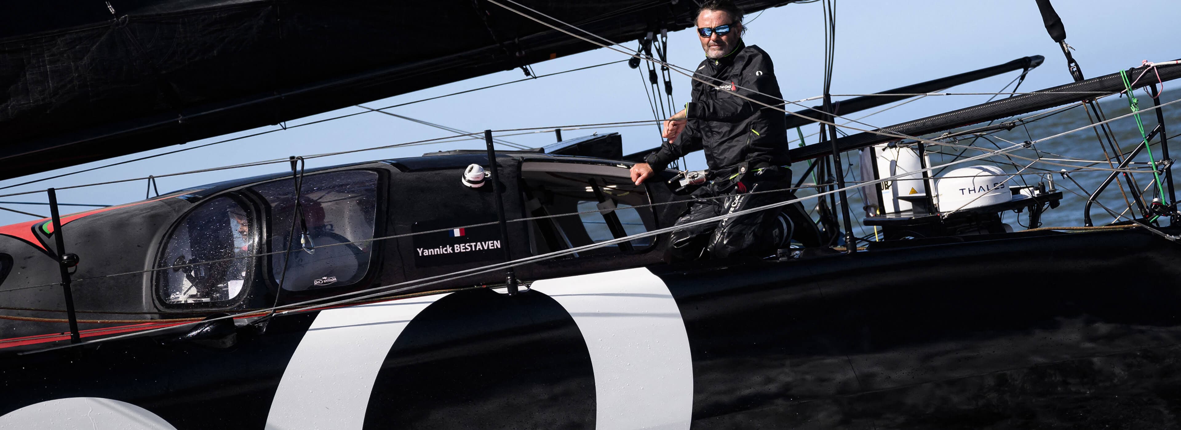 Équipage en navigation sur voilier de course