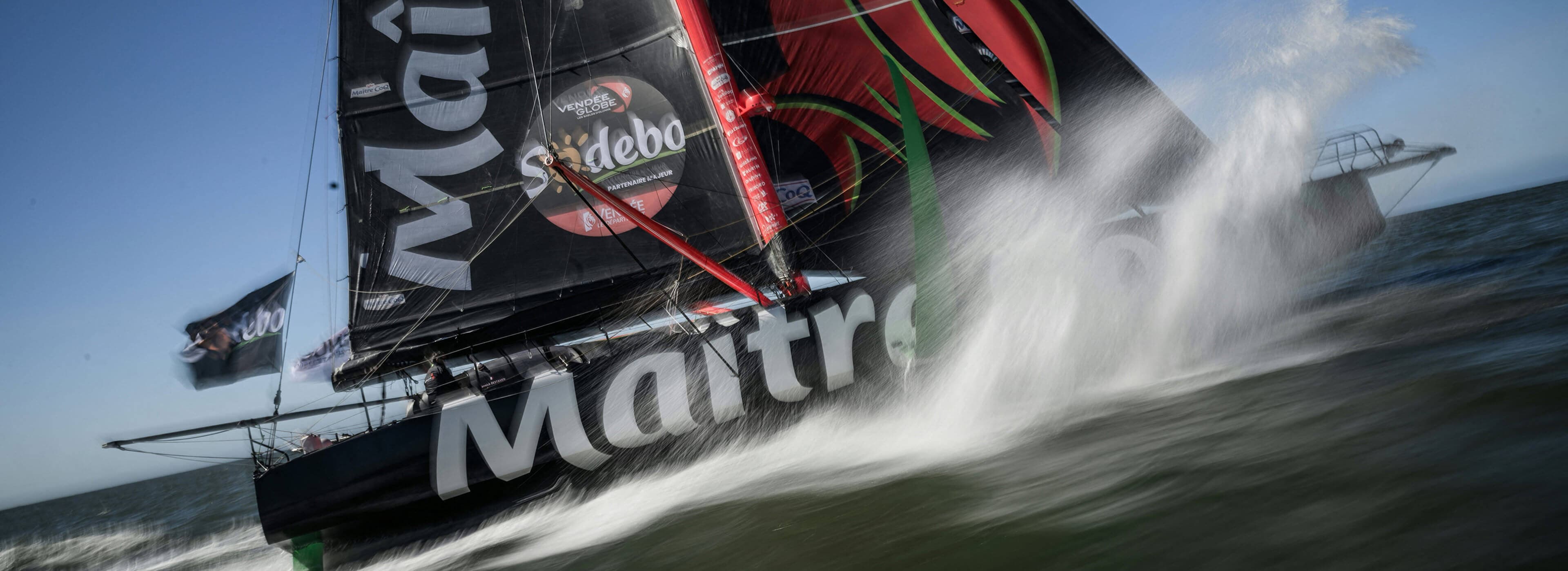 Équipage en navigation sur voilier de course